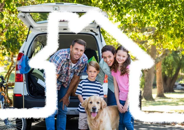 Aile ve ev anahat arka planda karşı yolda köpek ayakta — Stok fotoğraf