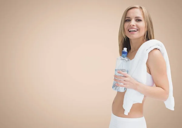 Vrouw met een fles water past — Stockfoto