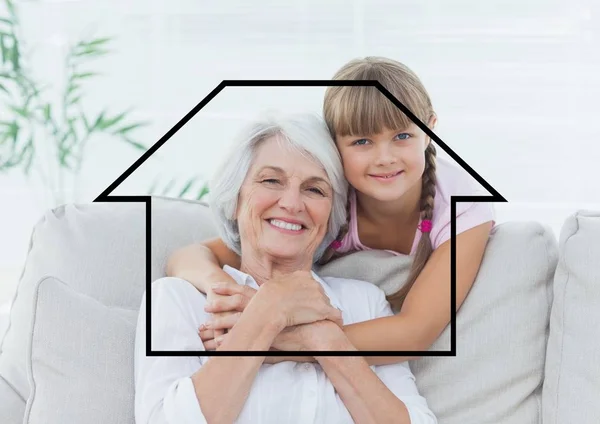Ritratto di nonna e nipote sovrapposto a forma di casa in soggiorno — Foto Stock