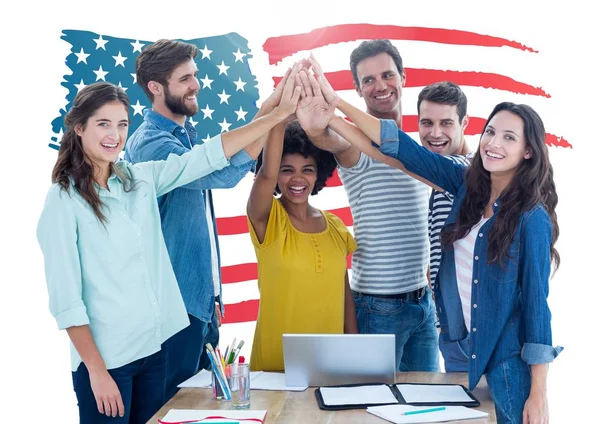 Dirigenti che fanno pila mano — Foto Stock