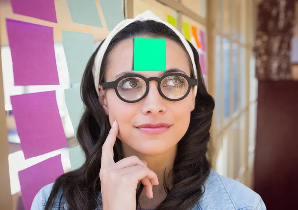 Woman with sticky note on her forehead — Stock Photo, Image