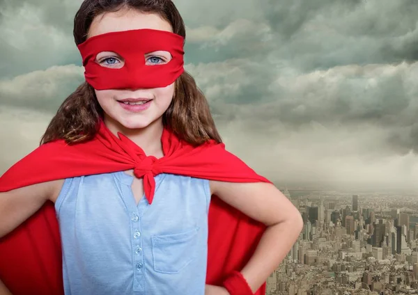 Lány visel piros maszk és cape — Stock Fotó