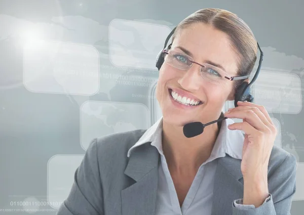 Mujer de negocios hablando con auriculares —  Fotos de Stock