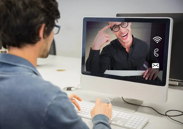 Homme ayant un appel vidéo avec son ami sur PC de bureau — Photo