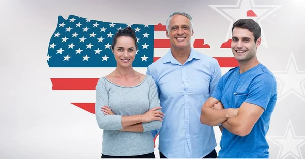 Junger Mann und Frau mit älterem Mann stehen gegen amerikanische Flagge — Stockfoto