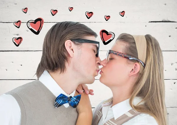 심장 그래픽에 대 한 서로 키스 하는 커플 — 스톡 사진