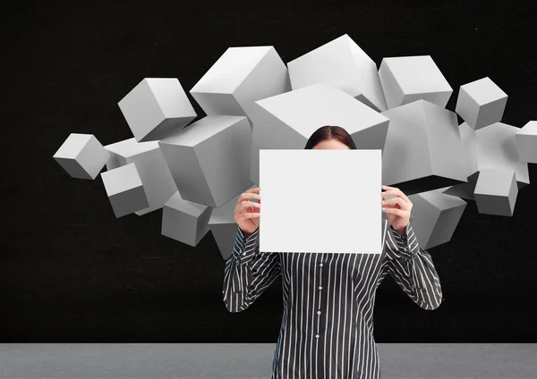 Frau hält leeres Blatt Papier vor ihr Gesicht und weiße Würfel im Hintergrund — Stockfoto