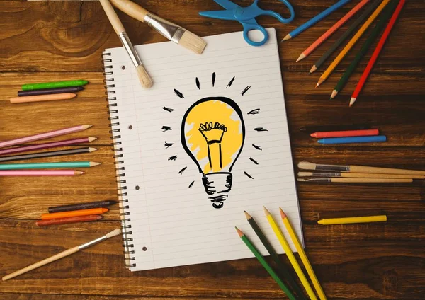 電球色の鉛筆とノート — ストック写真