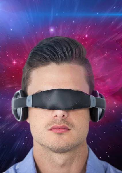 Ο άνθρωπος χρησιμοποιώντας γυαλιά εικονικής πραγματικότητας, χώρο φόντο — Φωτογραφία Αρχείου