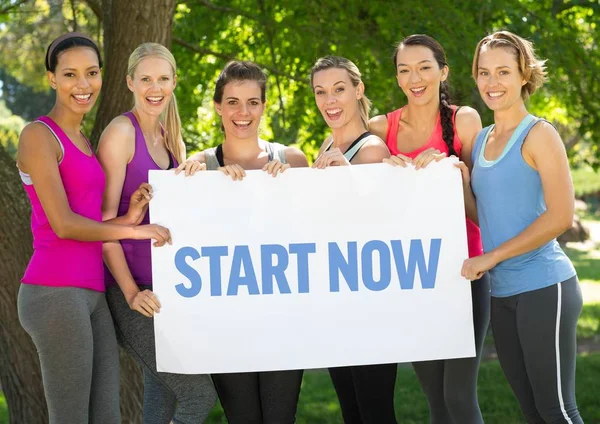 Donne con cartello con testo — Foto Stock