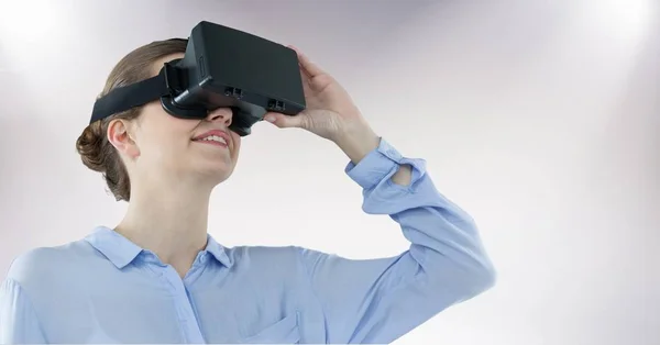 Mujer de negocios usando auriculares de realidad virtual —  Fotos de Stock