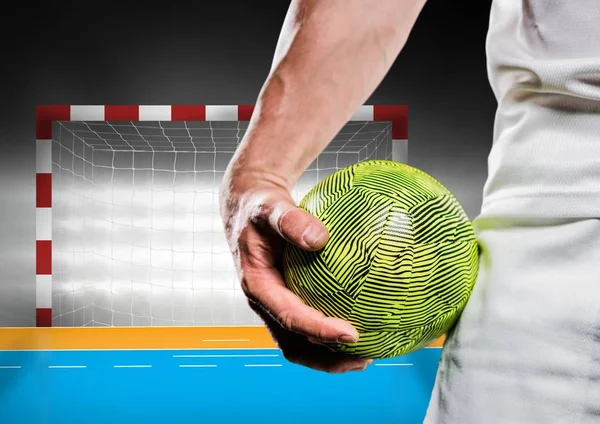 Close-up de jogador de handebol masculino segurando bola contra posto de gol — Fotografia de Stock