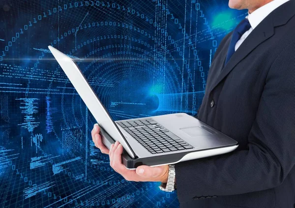 Бизнесмен держит ноутбук с бинарными кодами — стоковое фото