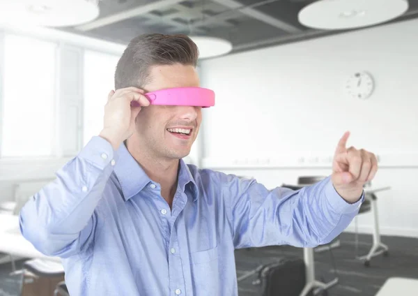 オフィスで仮想現実の眼鏡を使用している人 — ストック写真