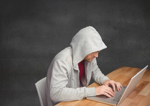 Człowiek za pomocą laptopa na drewnianym stole — Zdjęcie stockowe