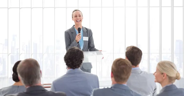 Empresaria dando un discurso en conferencia — Foto de Stock