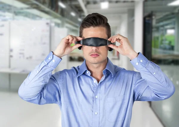 Hombre usando gafas de realidad virtual —  Fotos de Stock