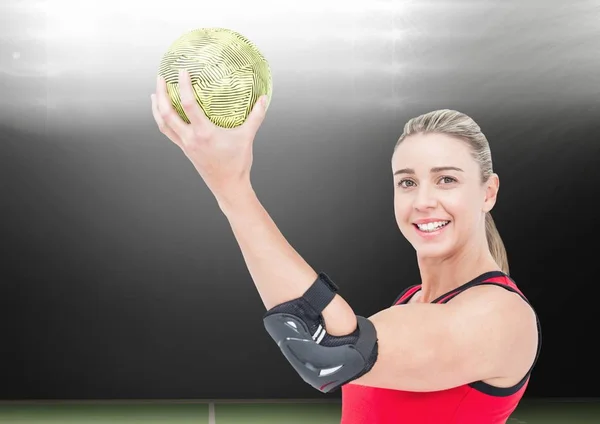 Atleta jogando handebol contra estádio em segundo plano — Fotografia de Stock