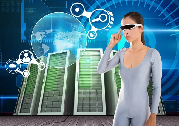 Kvinna med hjälp av virtual reality glasögon — Stockfoto