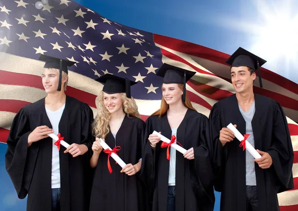 Pessoas em vestido de graduação — Fotografia de Stock