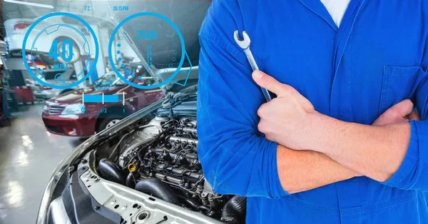 Mekaniker som håller lug skiftnyckel i bil verkstad — Stockfoto