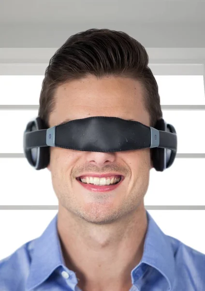 Χαμογελαστός άνθρωπος χρησιμοποιώντας γυαλιά εικονικής πραγματικότητας — Φωτογραφία Αρχείου