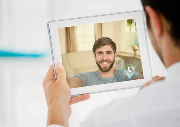 Hombre teniendo una videollamada con su amigo en la tableta digital —  Fotos de Stock