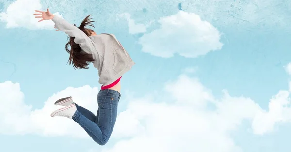 Femme sautant en l'air contre le ciel — Photo