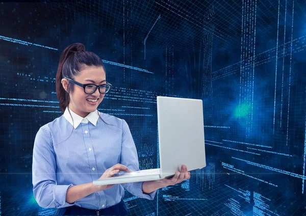 Mujer de negocios utilizando el ordenador portátil con códigos binarios —  Fotos de Stock