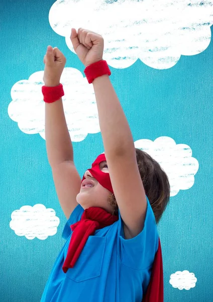 Niño disfrazado de superhéroe fingiendo volar contra las nubes en el fondo — Foto de Stock