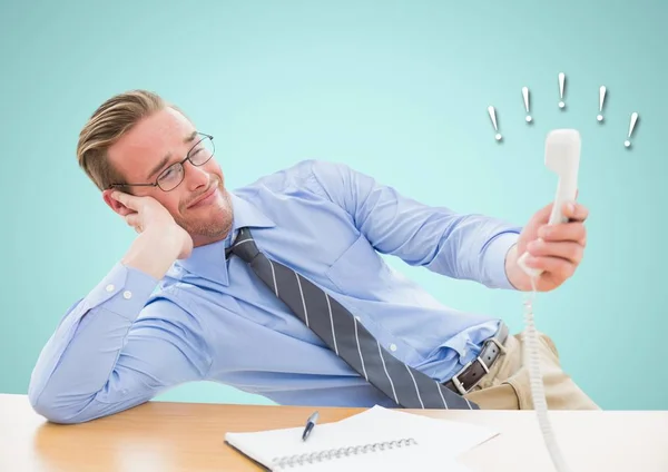 Empresário irritado segurando receptor de telefone na mesa — Fotografia de Stock