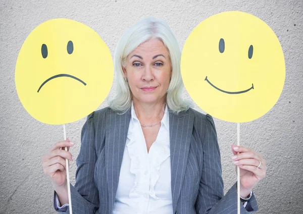 Senior Geschäftsfrau mit Smileys — Stockfoto