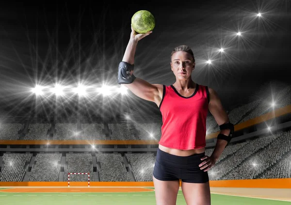 Jogadora de handebol feminina segurando bola no campo de handebol — Fotografia de Stock