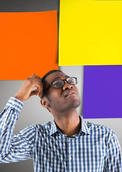 Homem nu pensativo de pé contra nota pegajosa multicolorida — Fotografia de Stock