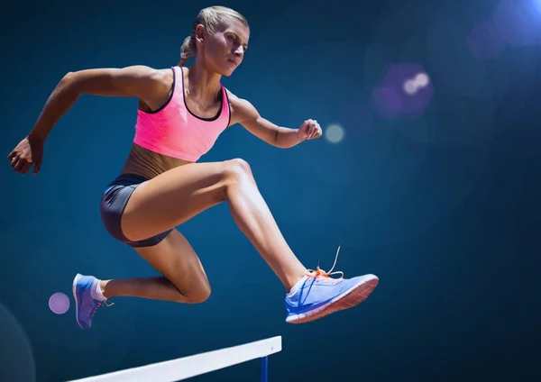 Atleta pulando sobre obstáculos contra o céu no fundo — Fotografia de Stock