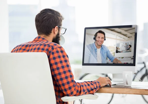 Homem fazendo videochamada com seu colega — Fotografia de Stock