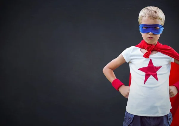 Jongen dragen superheld kostuum — Stockfoto