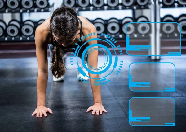 Mujer haciendo ejercicio push up en el gimnasio — Foto de Stock