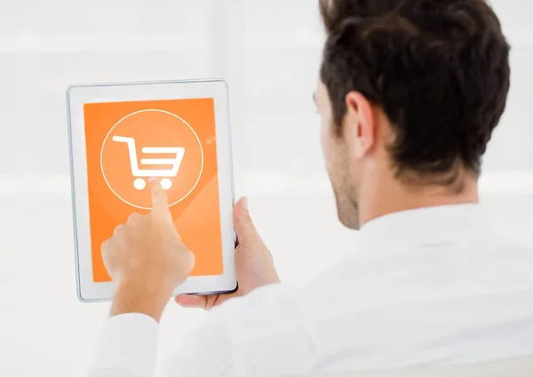 Uomo che fa shopping online su tablet digitale — Foto Stock