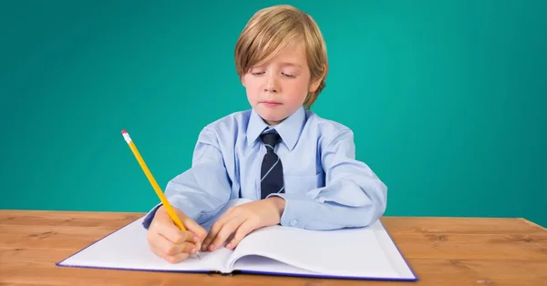 Menino da escola fazendo lição de casa na mesa — Fotografia de Stock