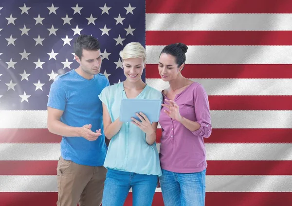 Керівники, використовуючи цифровий планшетний проти американський прапор — стокове фото