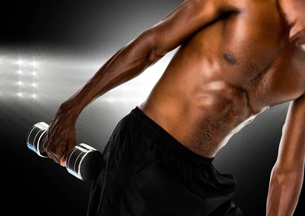 Homem realizando exercício com halteres contra fundo preto — Fotografia de Stock