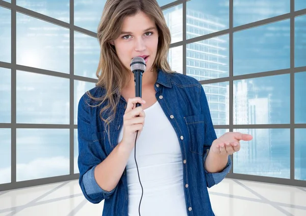 Esecutivo femminile che parla al microfono — Foto Stock