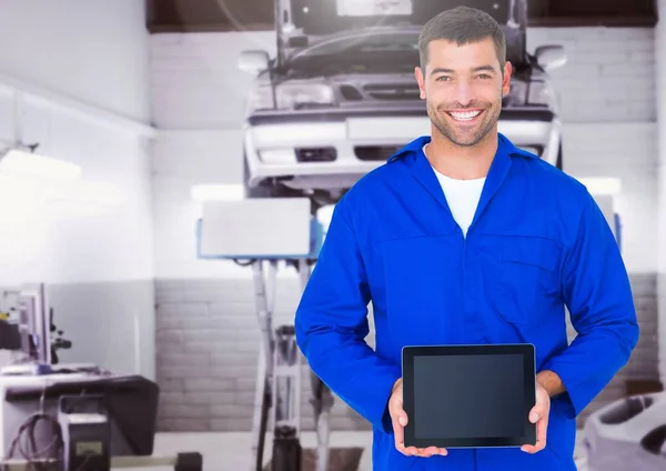 Monteur holding digitale tablet in garage — Stockfoto