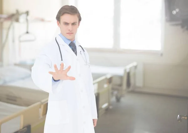 Doctor fingiendo tocar una pantalla invisible — Foto de Stock