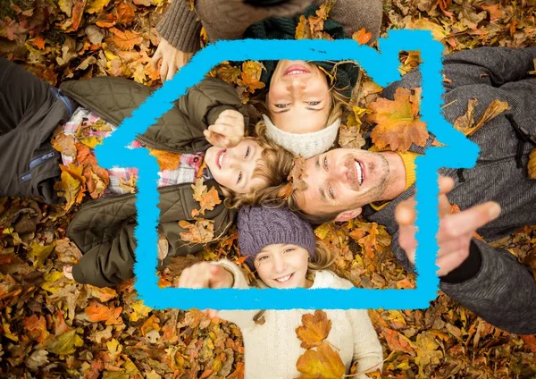 Familia feliz acostada sobre hojas secas —  Fotos de Stock