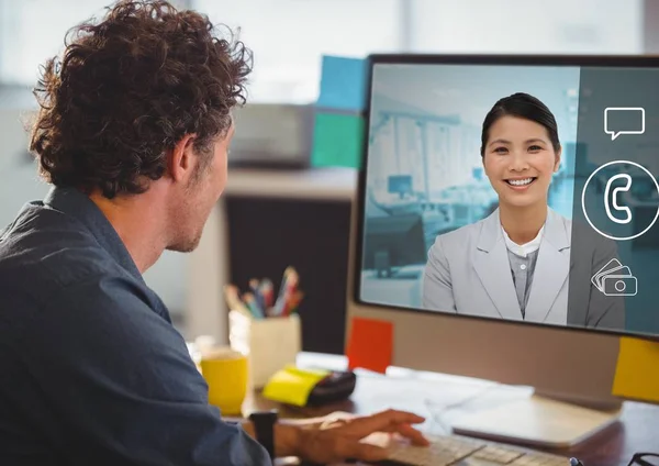 Man met een video-oproep met zijn collega's op de desktop-pc — Stockfoto