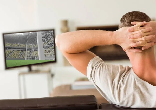 Mann schaut zu Hause fern — Stockfoto