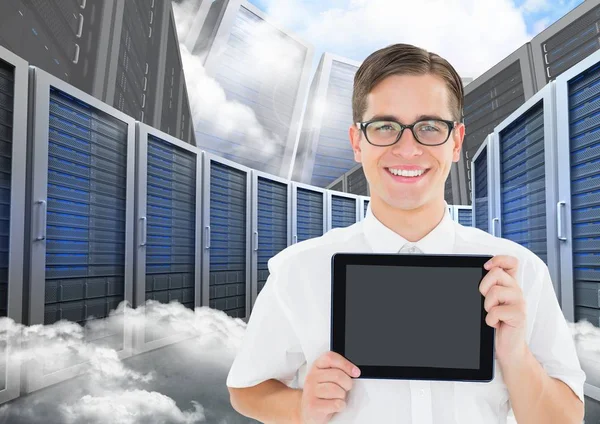 Άνθρωπος που κρατά την ψηφιακή δισκίο κατά βάση δεδομένων συστήματα server στον ουρανό — Φωτογραφία Αρχείου