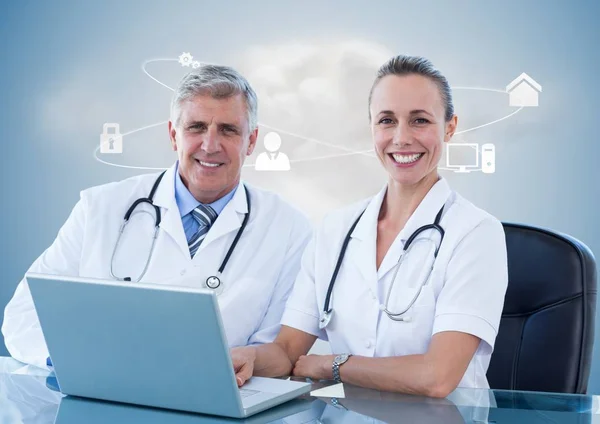 Artsen gebruik van laptop aan balie — Stockfoto